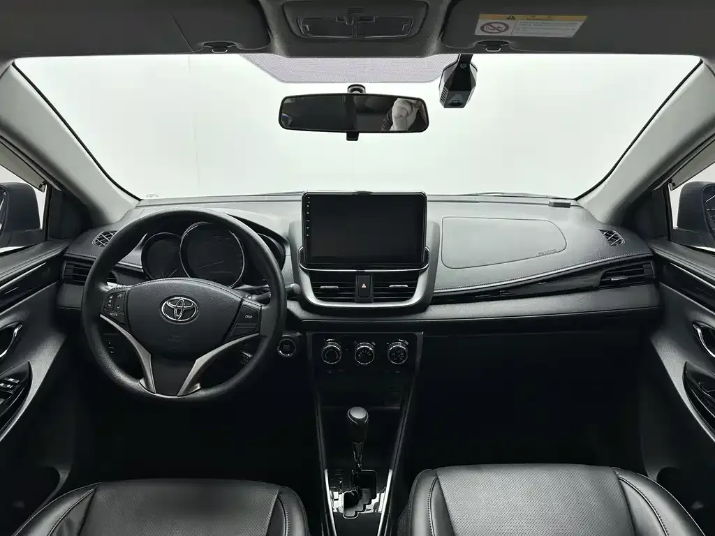 Toyota Yaris L — фото 2