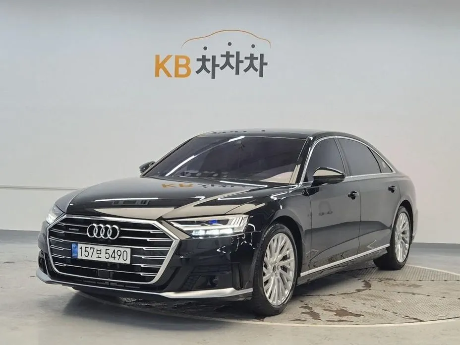 Audi A8 — фото 1