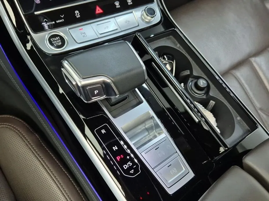 Audi A8 — фото 6