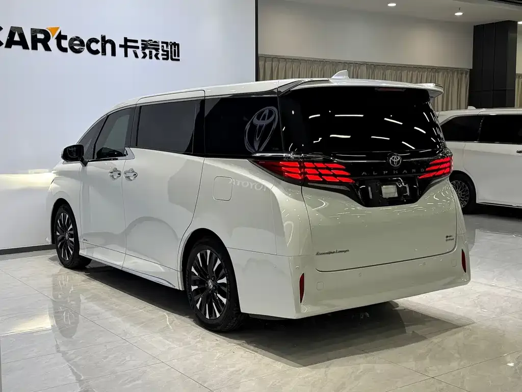 Toyota Alphard — фото 9