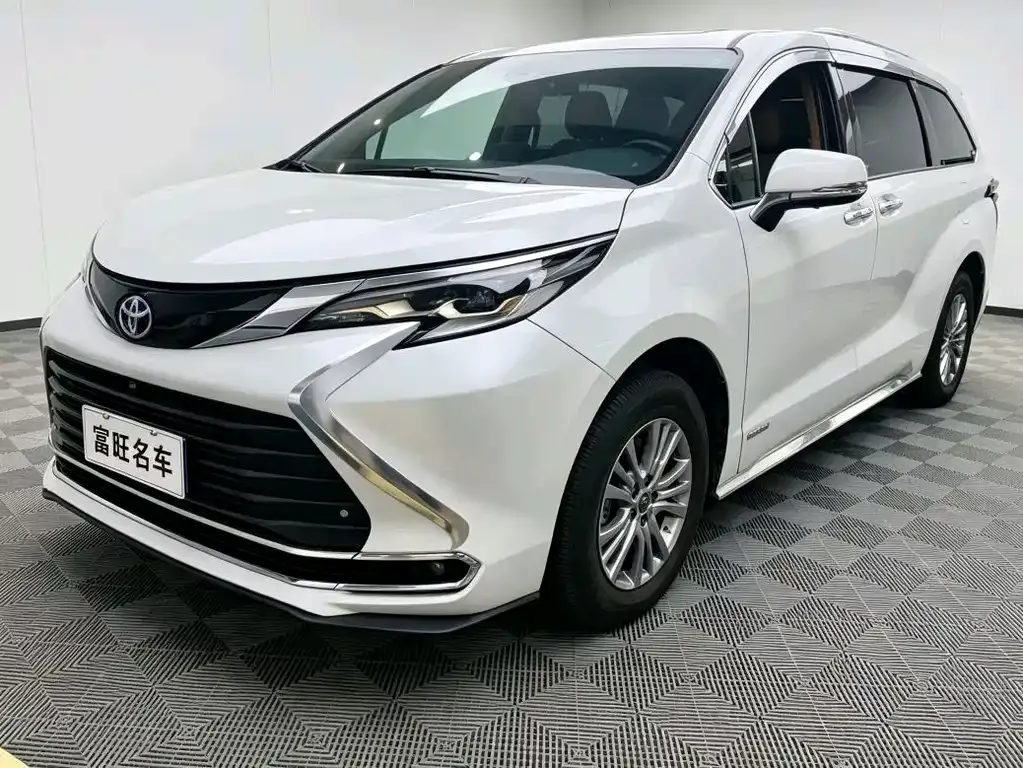 Toyota Sienna — фото 1
