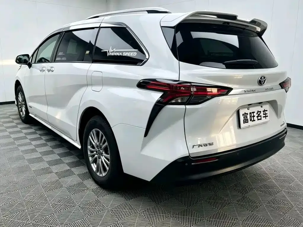 Toyota Sienna — фото 5
