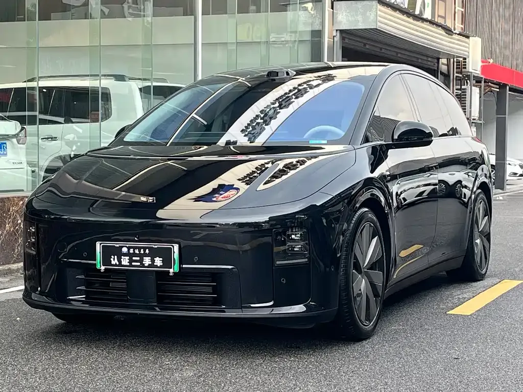 Li Auto i8 — фото 1