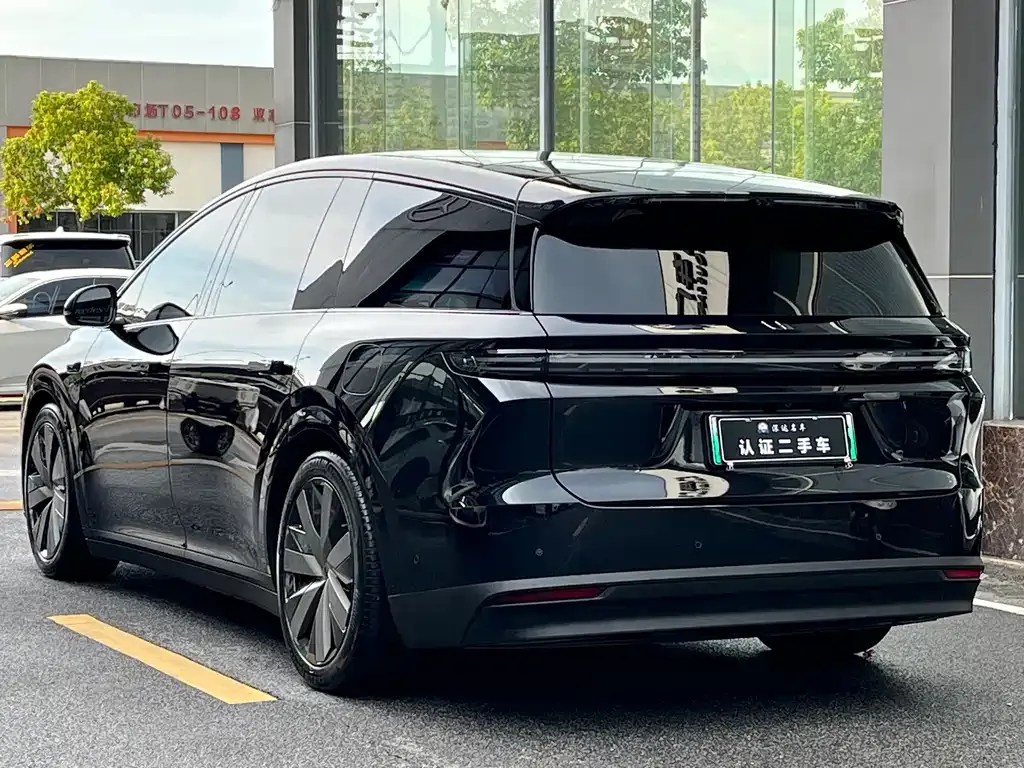 Li Auto i8 — фото 9