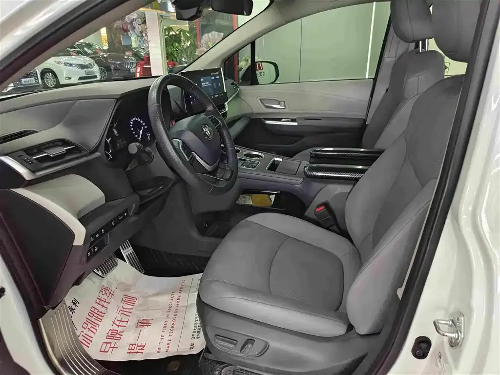 Toyota Granvia — фото 2