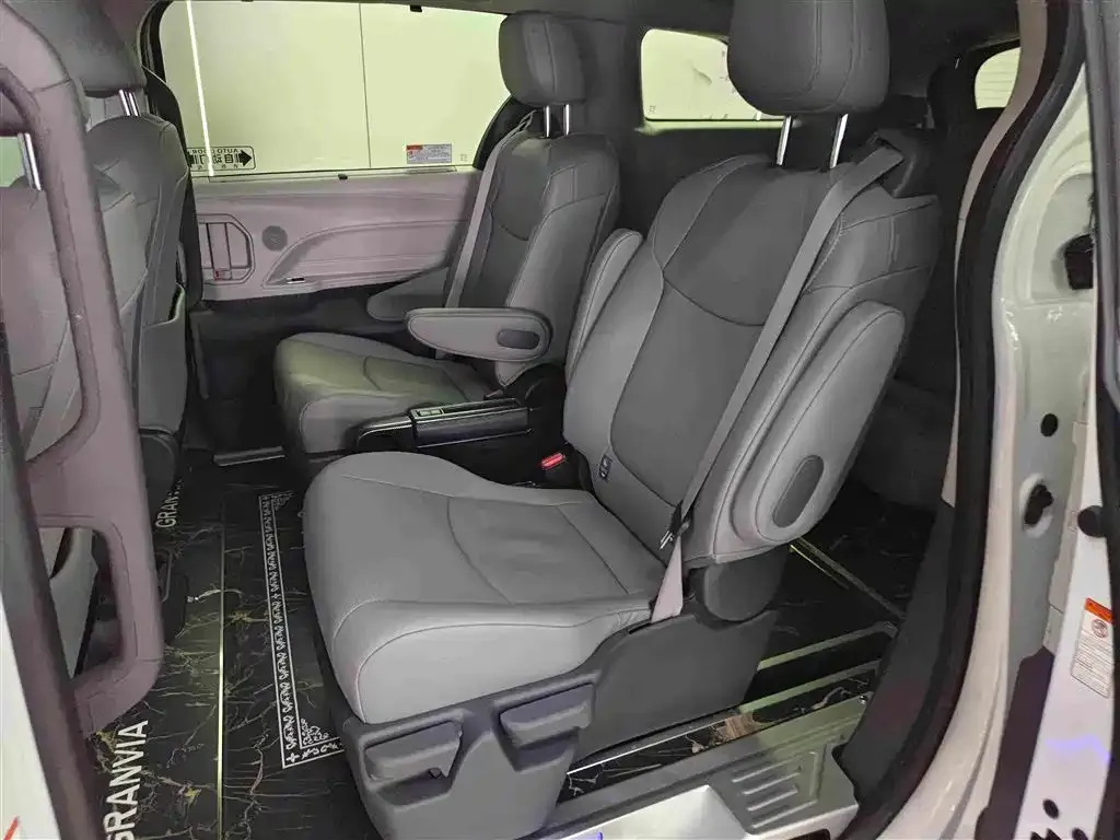 Toyota Granvia — фото 3