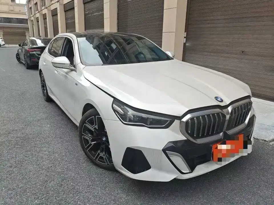 BMW 5 Series — фото 1