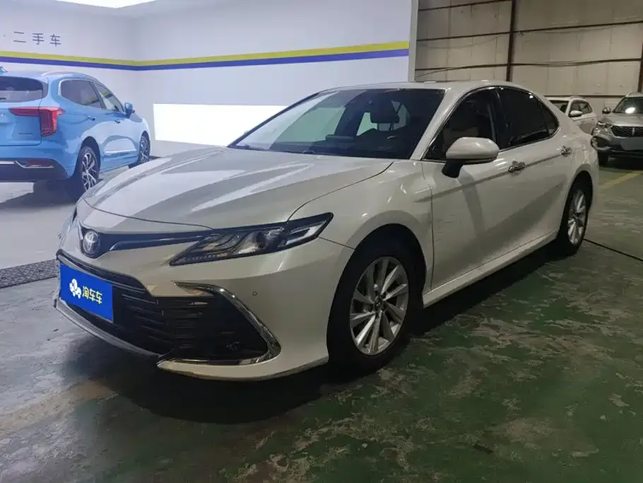 Toyota Camry — фото 1