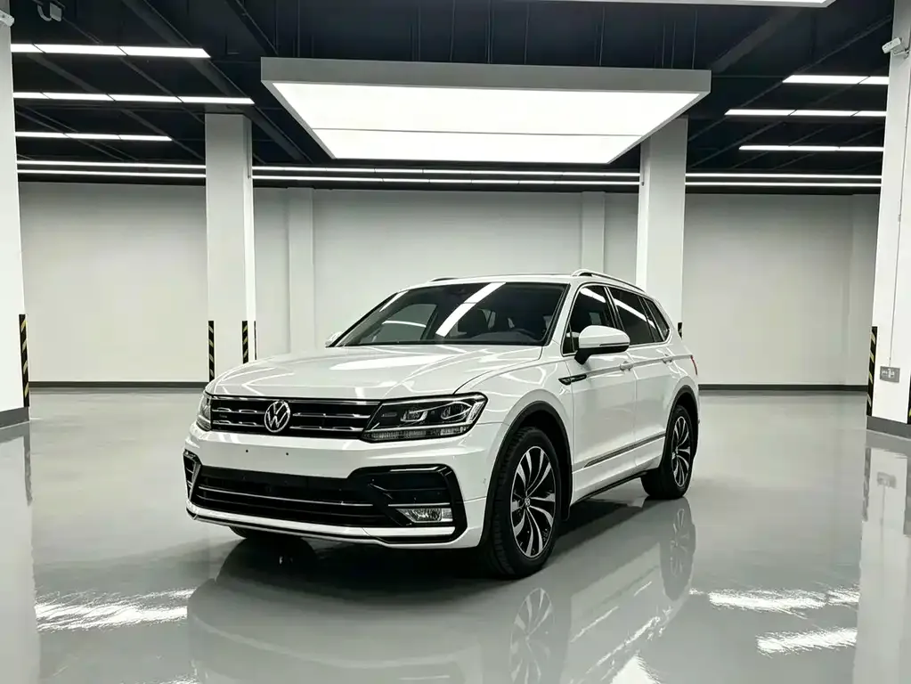 Volkswagen Tiguan L — фото 1