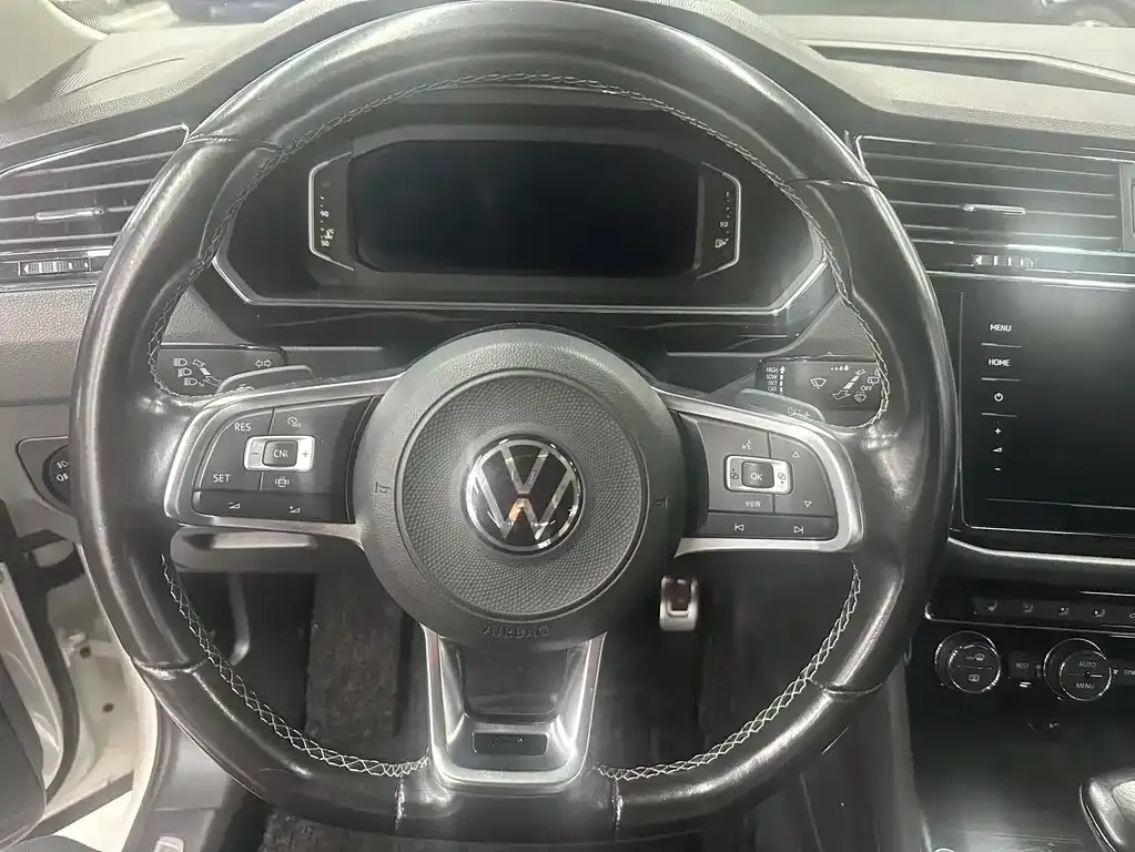 Volkswagen Tiguan L — фото 3