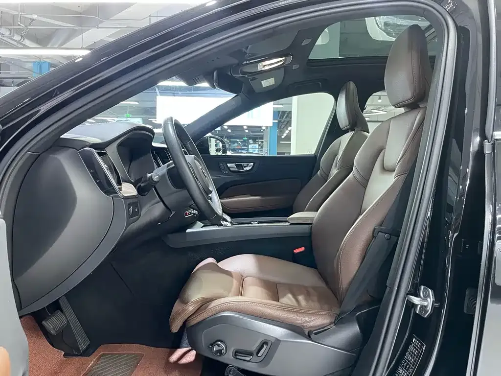 Volvo XC60 — фото 10