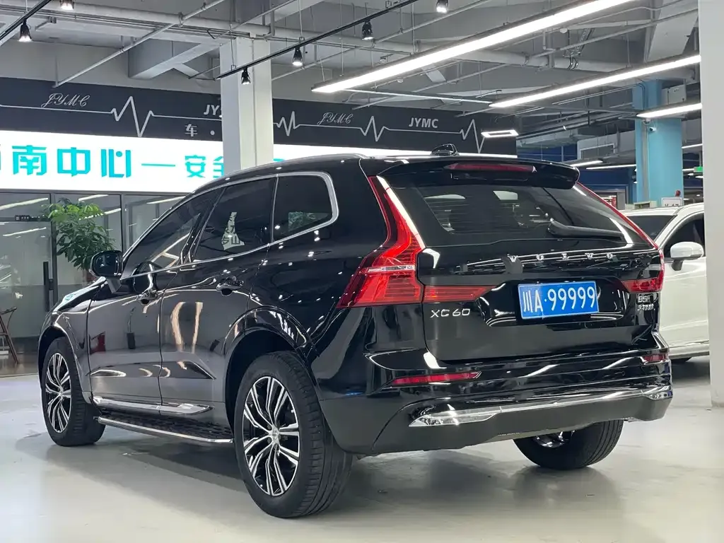 Volvo XC60 — фото 8