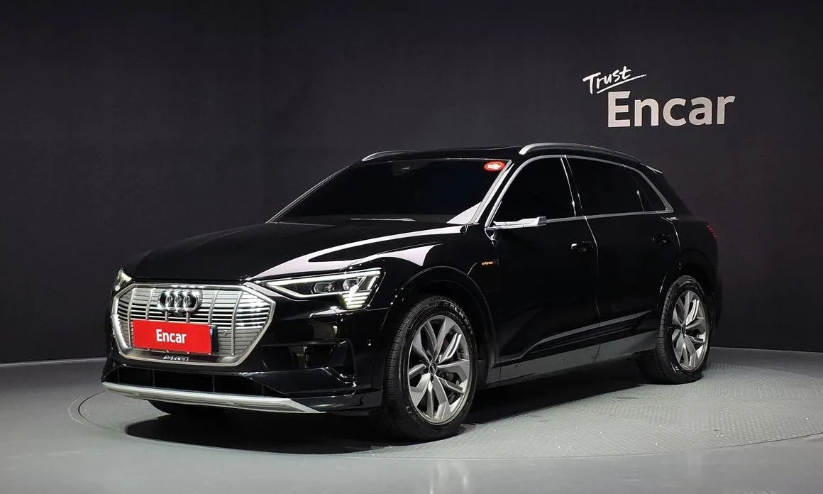 Audi e-tron — фото 1