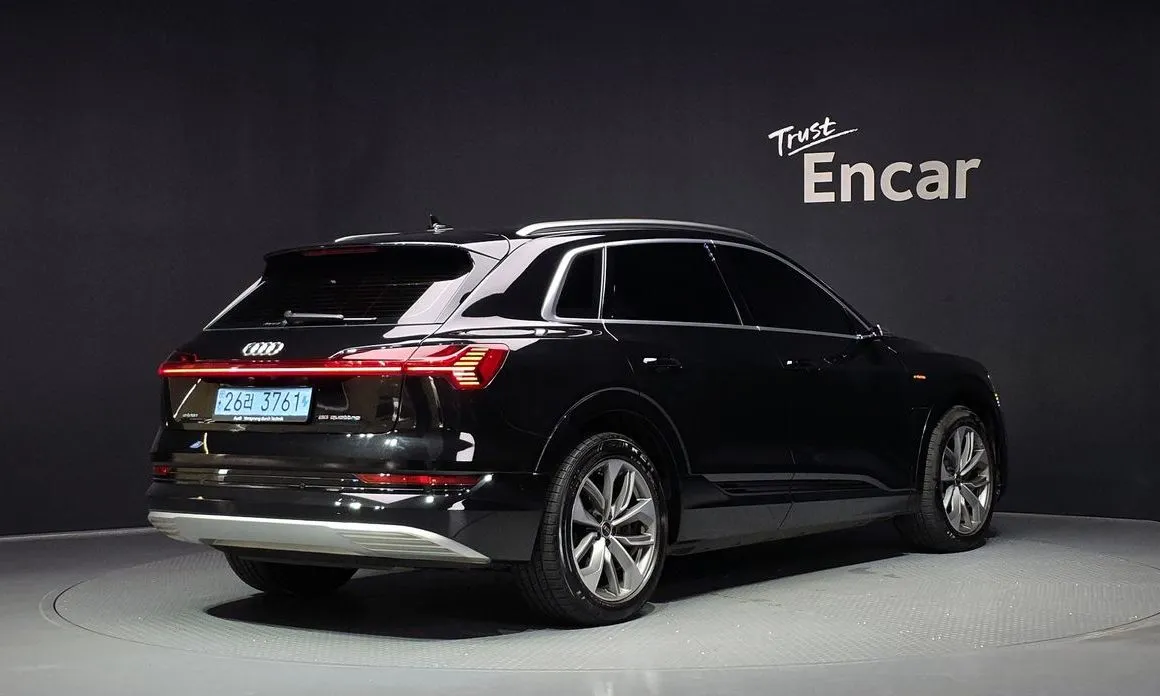 Audi e-tron — фото 2