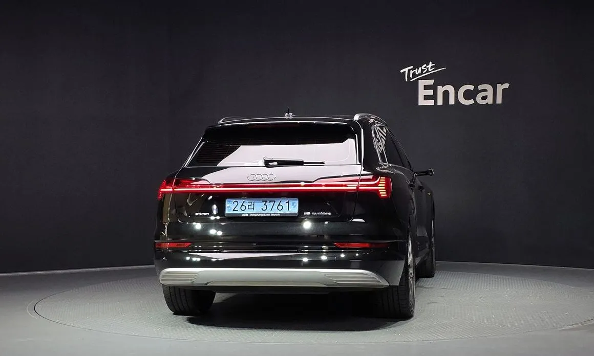 Audi e-tron — фото 4