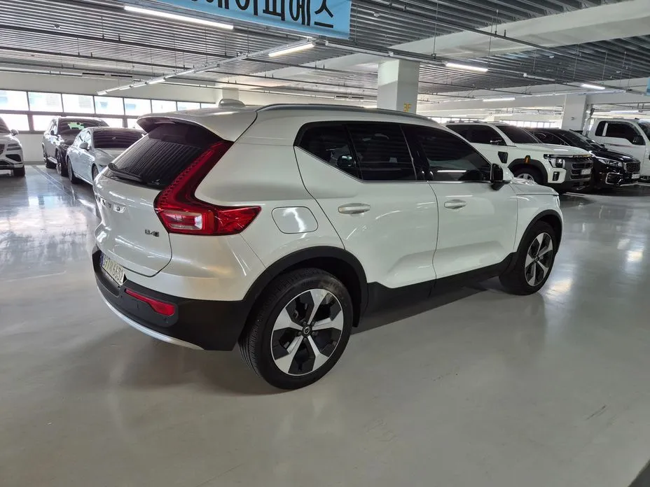 Volvo XC40 — фото 10