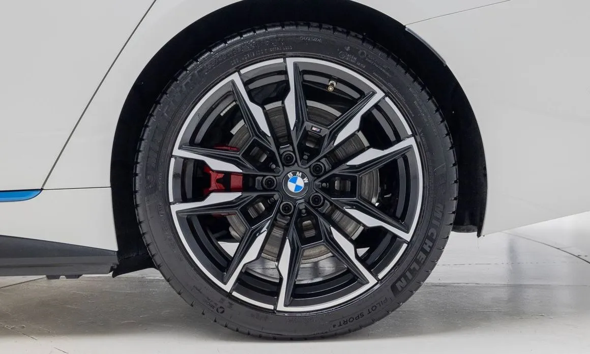 BMW i4 — фото 4
