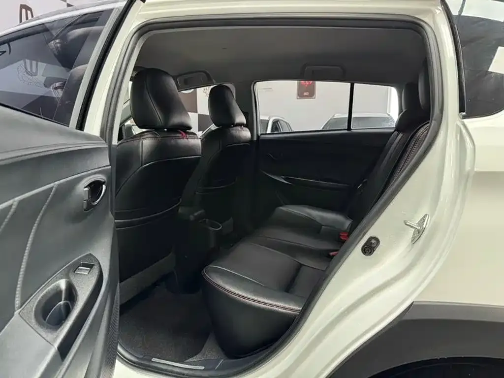 Toyota Yaris L — фото 3