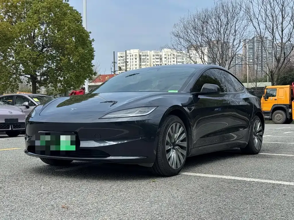 Tesla Model 3 — фото 1