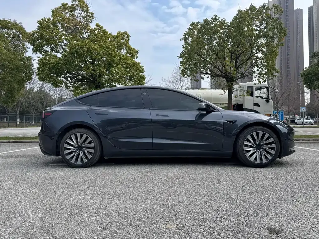 Tesla Model 3 — фото 10