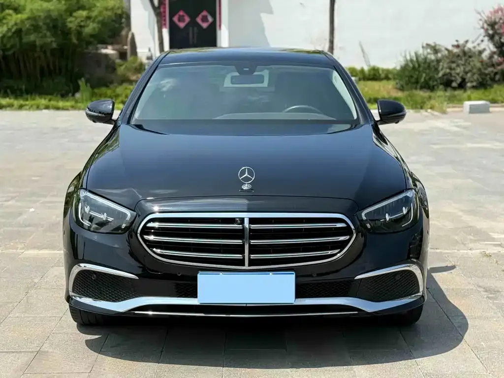 Mercedes-Benz E-Class — фото 1