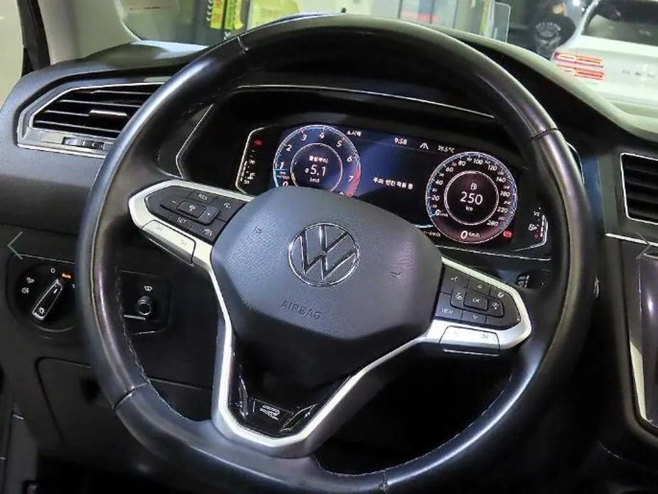 Volkswagen Tiguan — фото 10