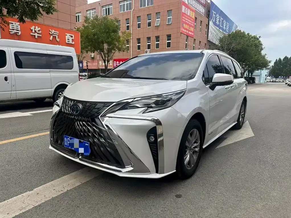 Toyota Sienna — фото 1