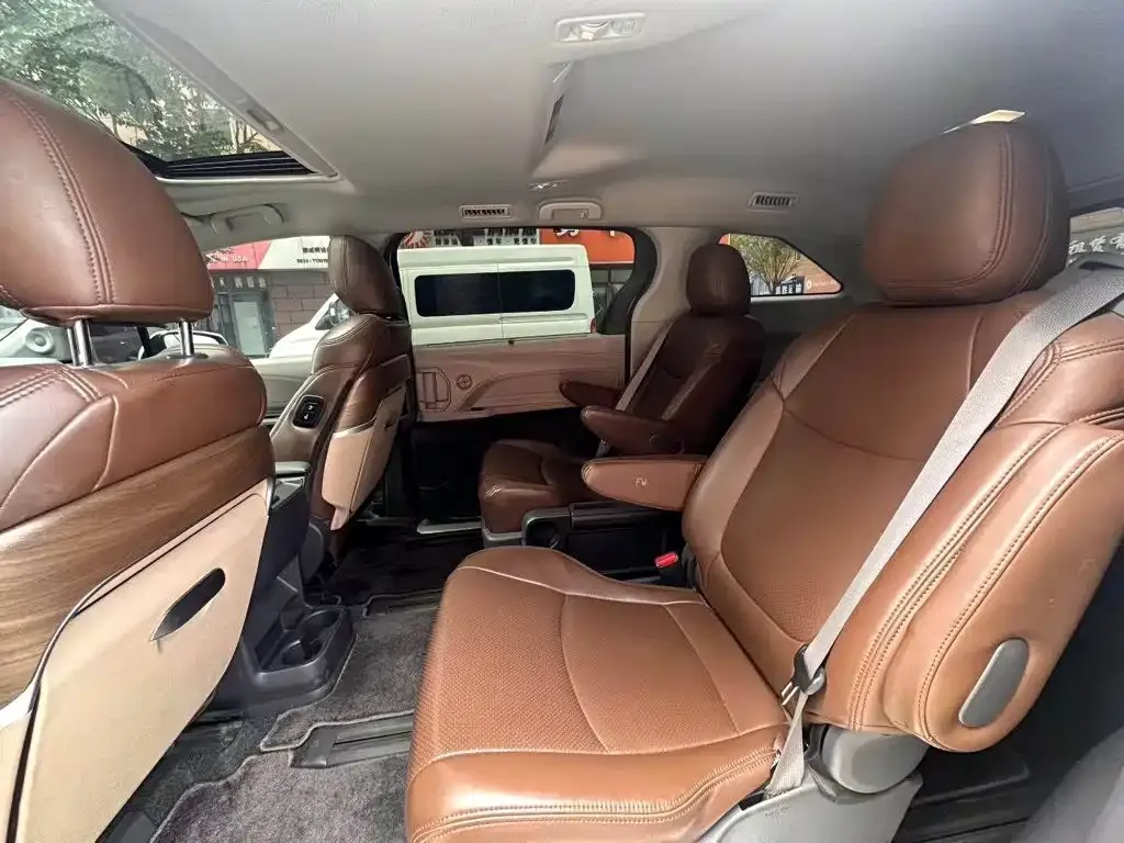 Toyota Sienna — фото 2