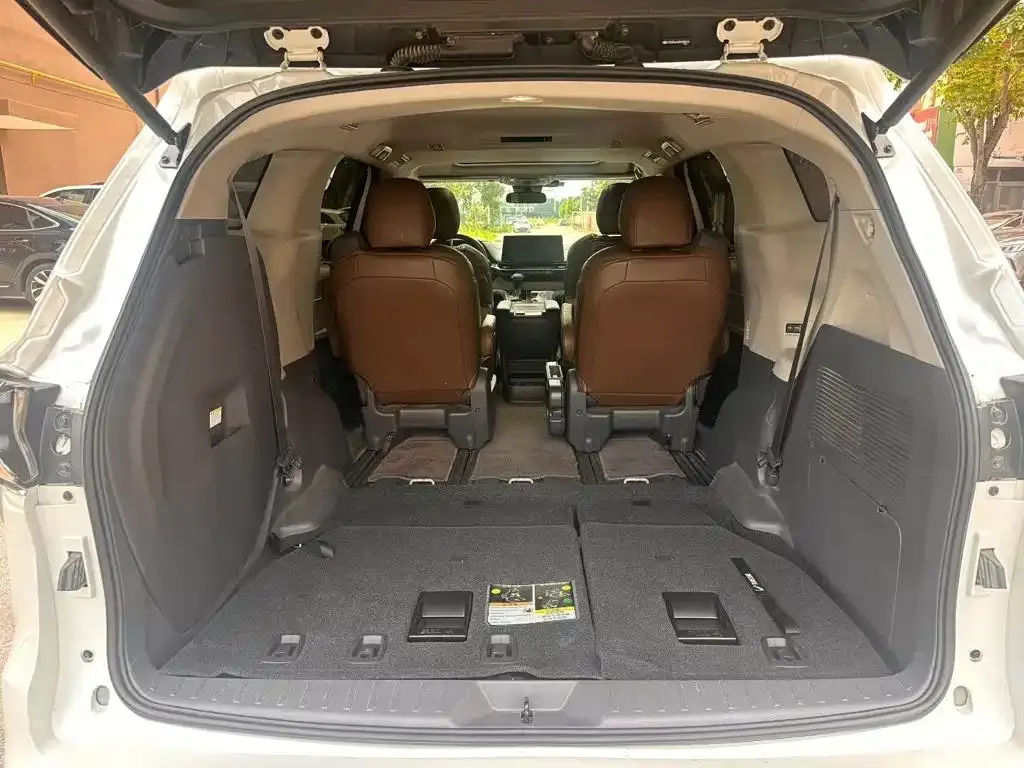 Toyota Sienna — фото 5