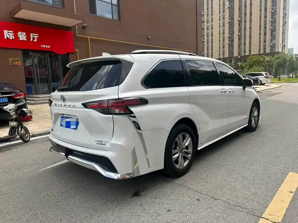 Toyota Sienna — фото 3