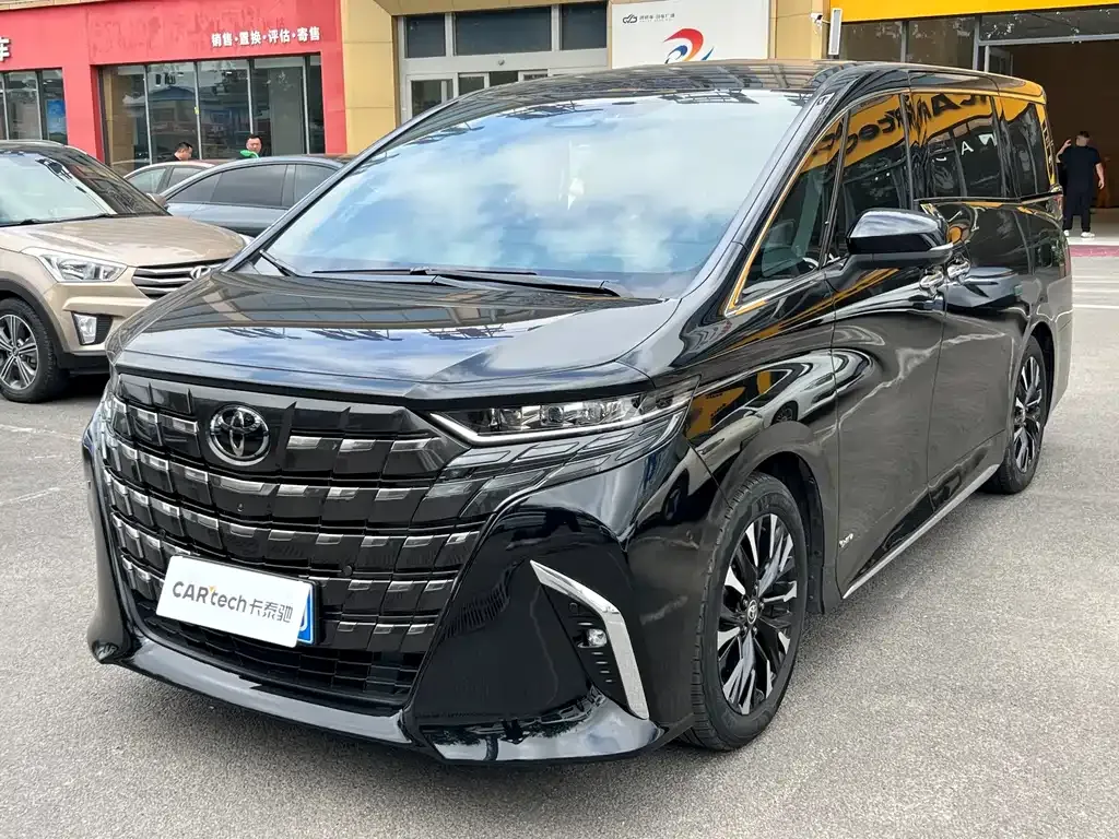 Toyota Alphard — фото 1