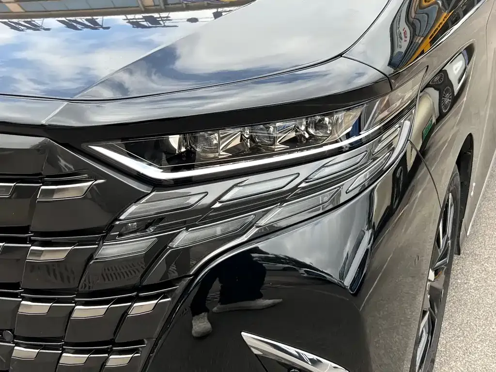 Toyota Alphard — фото 2