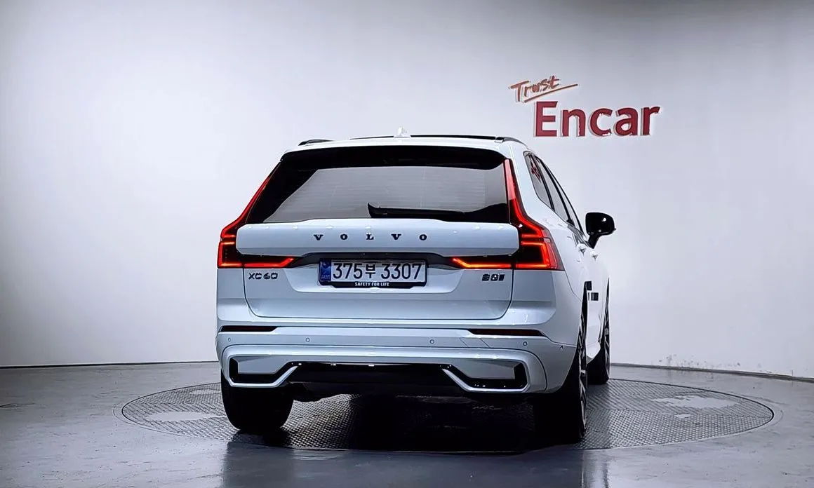 Volvo XC60 — фото 8