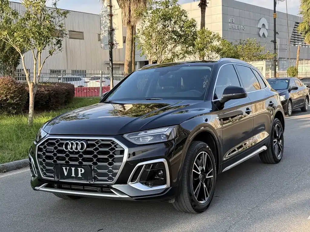Audi Q5L — фото 1