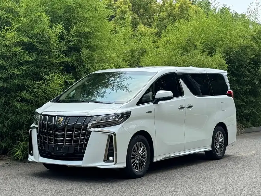 Toyota Alphard — фото 1