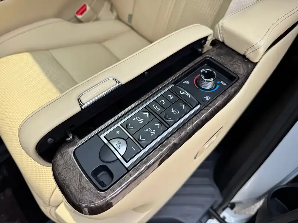Toyota Alphard — фото 2