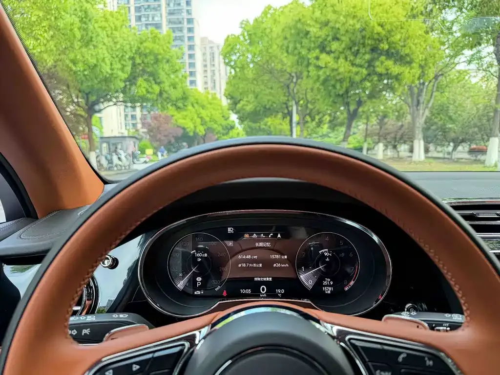 Bentley Bentayga — фото 5