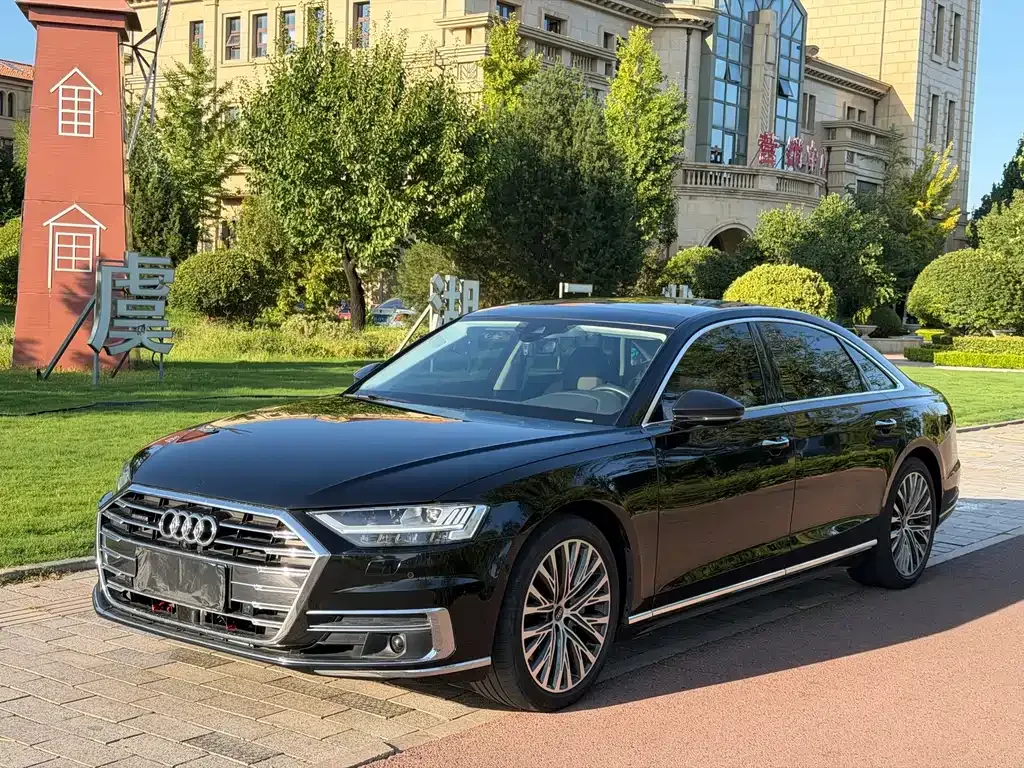 Audi A8 — фото 1