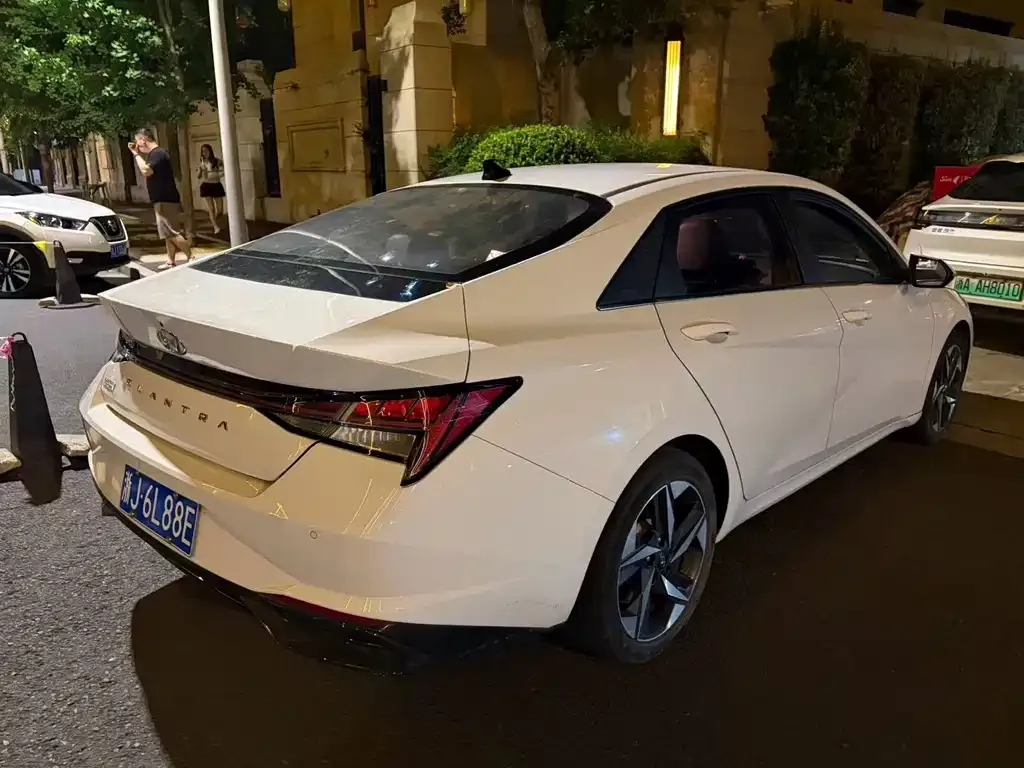 Hyundai Elantra — фото 4