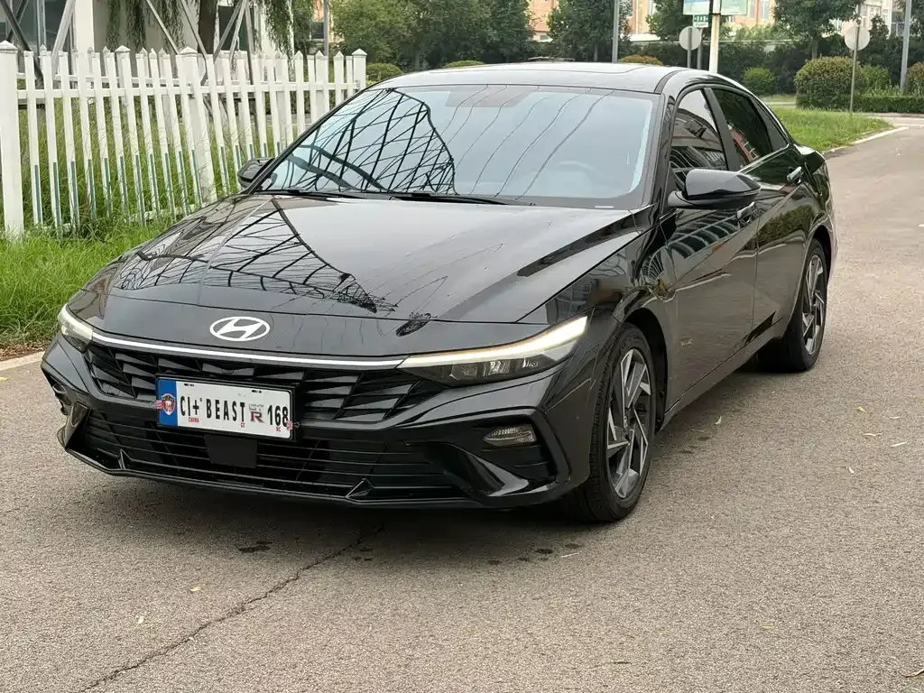 Hyundai Elantra — фото 1