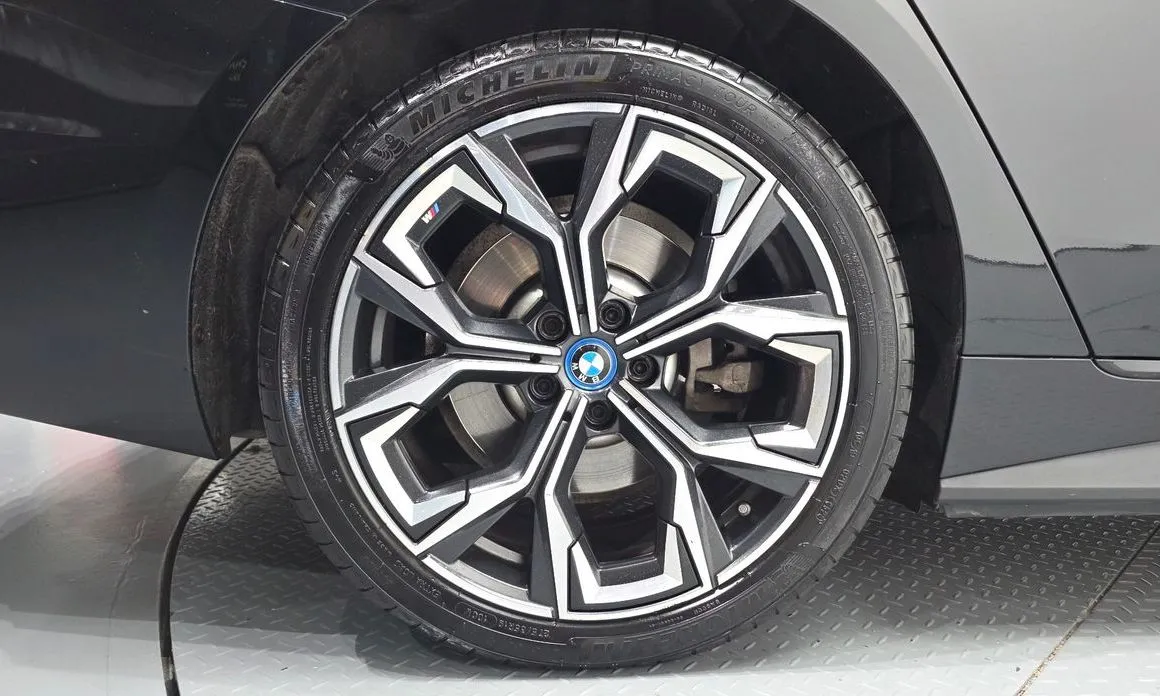 BMW i4 — фото 7