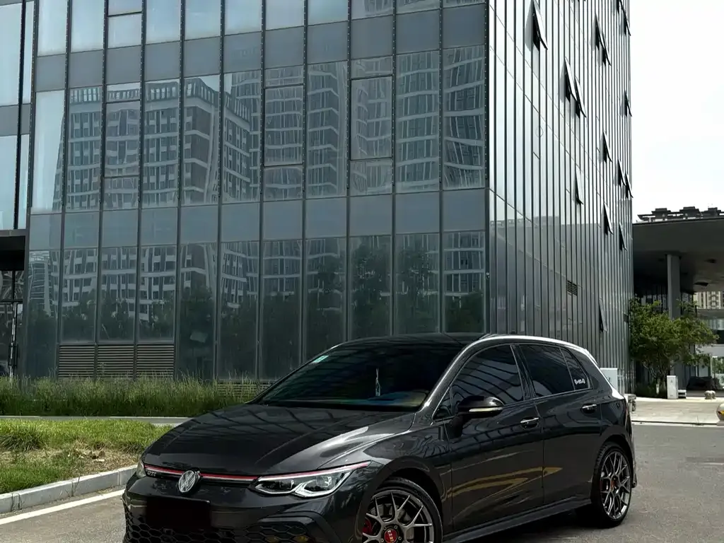 Volkswagen Golf GTI — фото 1
