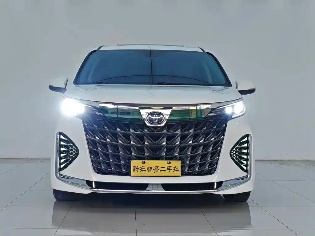 Toyota Granvia — фото 3