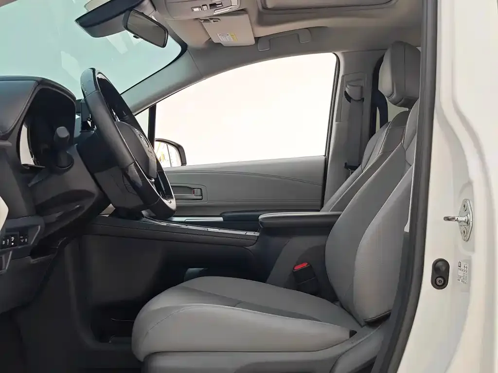 Toyota Granvia — фото 4