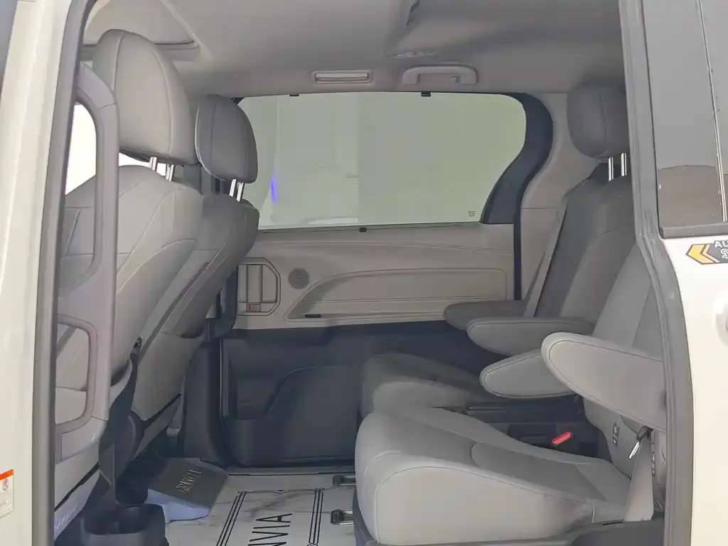 Toyota Granvia — фото 9