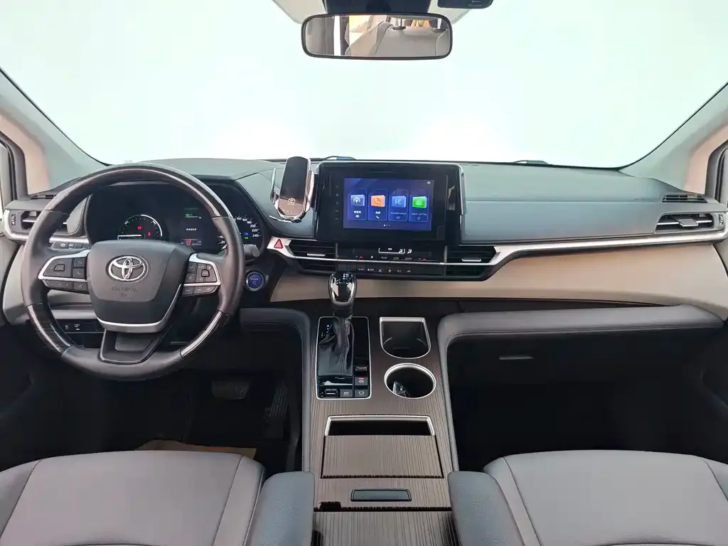 Toyota Granvia — фото 10