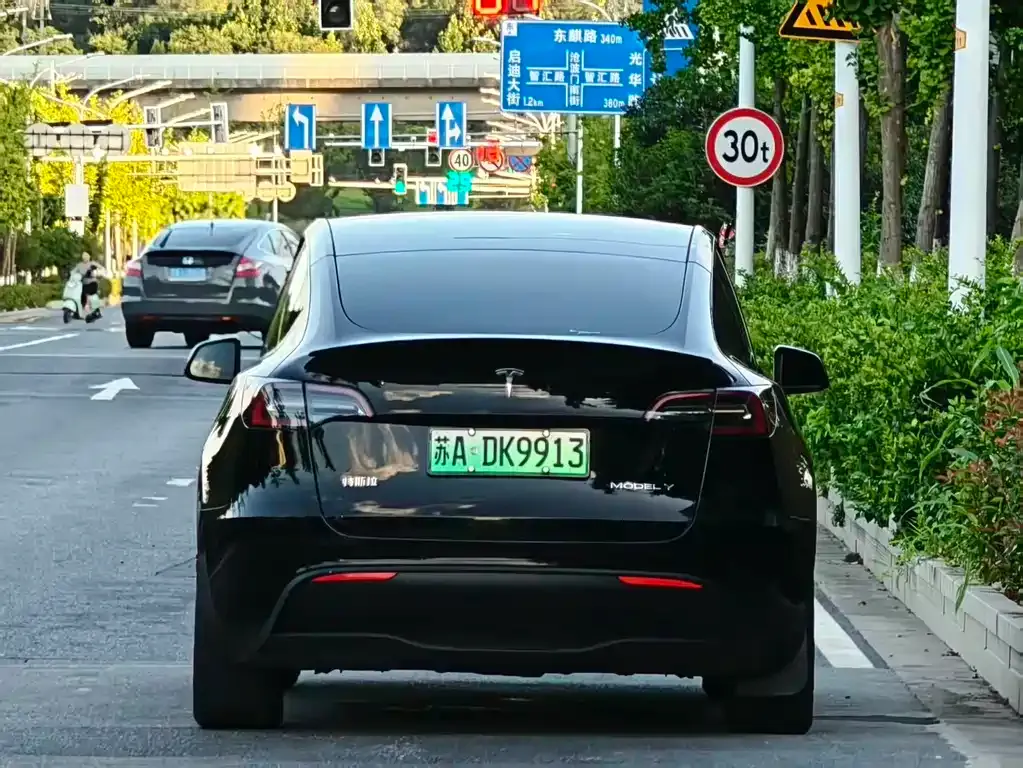 Tesla Model Y — фото 7