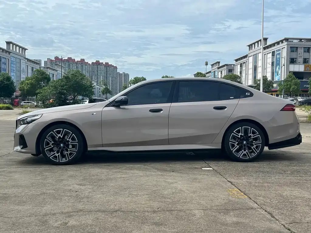 BMW 5 Series — фото 2