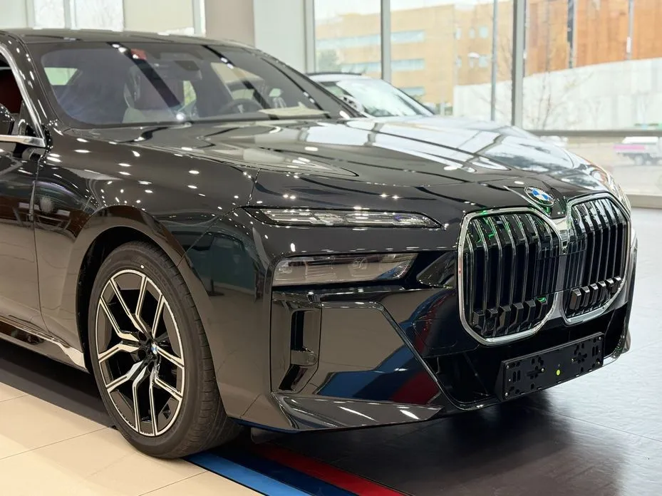 BMW 7-Series — фото 1