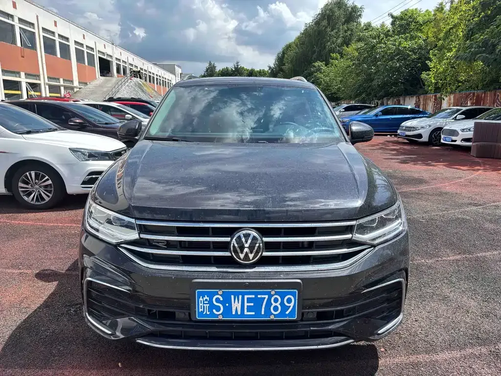 Volkswagen Tiguan L — фото 1